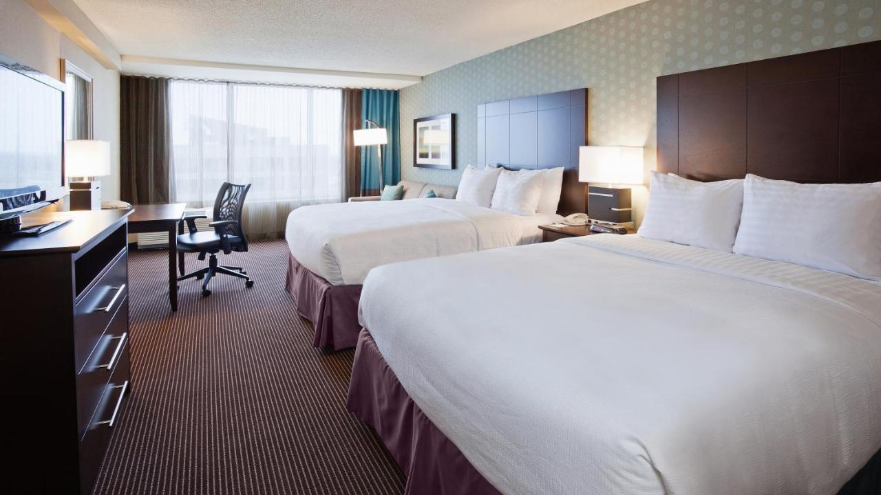 Отель Doubletree By Hilton Pointe Claire Montreal Airport West Экстерьер фото