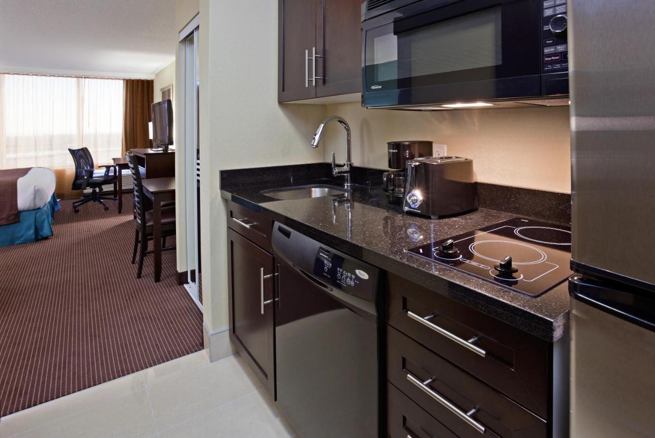 Отель Doubletree By Hilton Pointe Claire Montreal Airport West Экстерьер фото