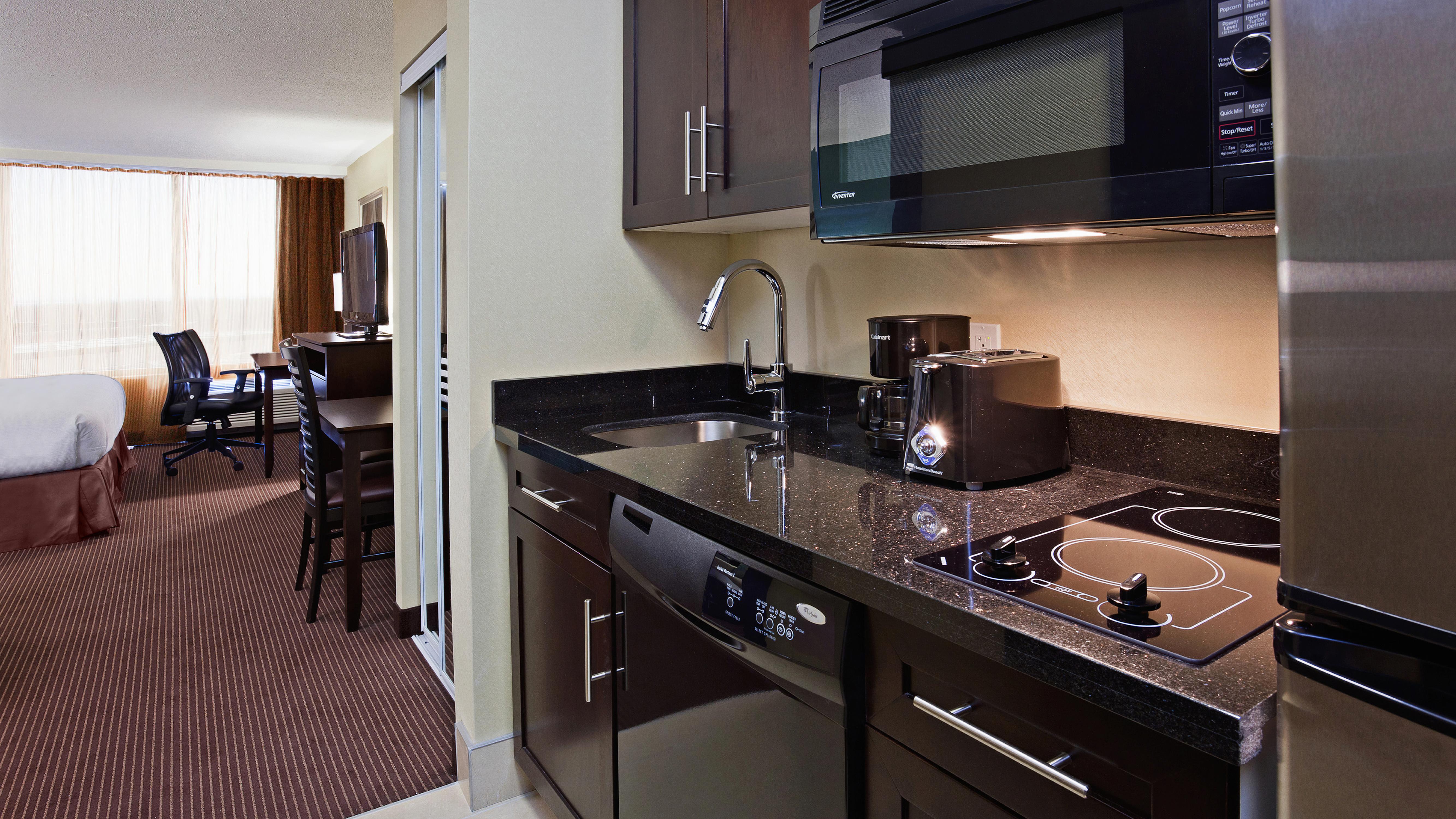 Отель Doubletree By Hilton Pointe Claire Montreal Airport West Экстерьер фото