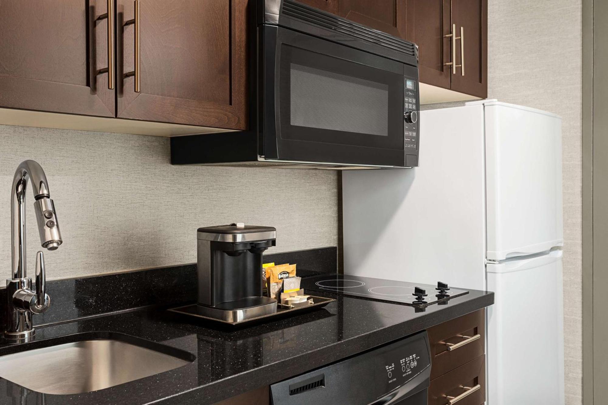 Отель Doubletree By Hilton Pointe Claire Montreal Airport West Экстерьер фото