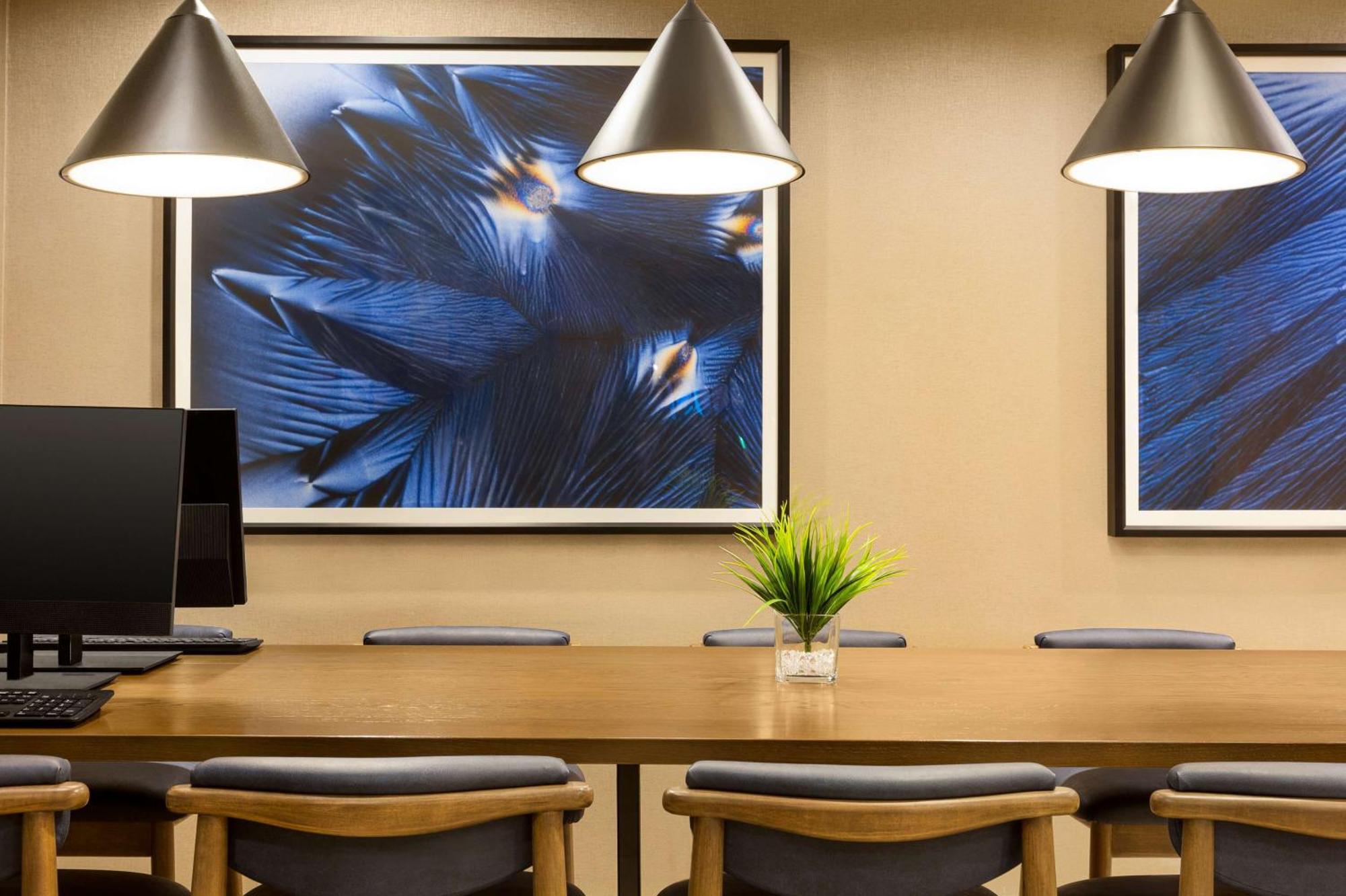 Отель Doubletree By Hilton Pointe Claire Montreal Airport West Экстерьер фото