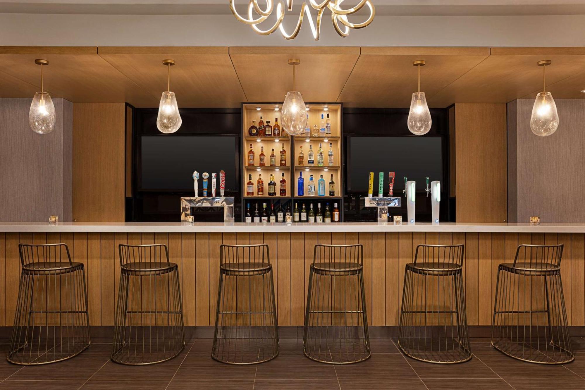 Отель Doubletree By Hilton Pointe Claire Montreal Airport West Экстерьер фото