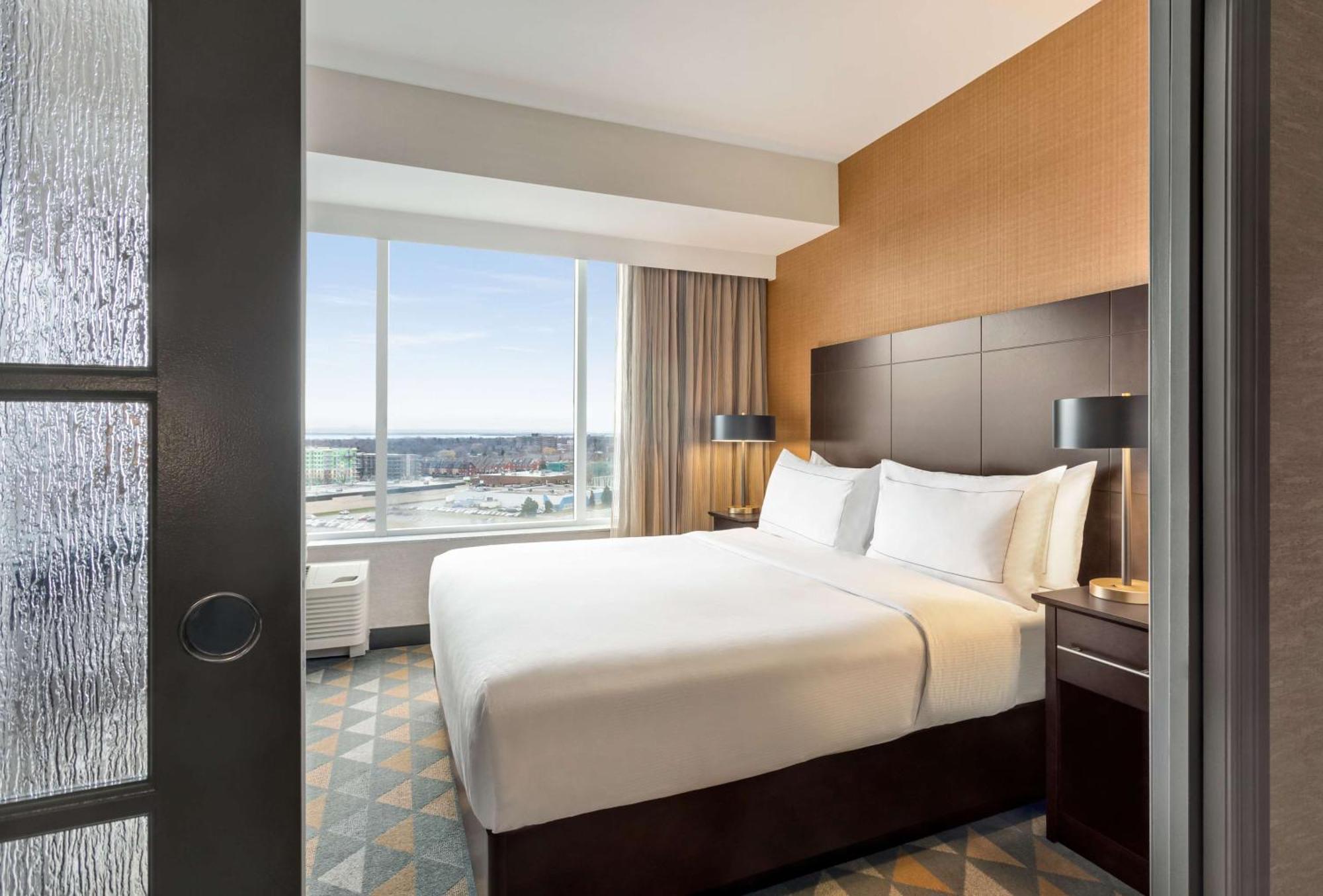 Отель Doubletree By Hilton Pointe Claire Montreal Airport West Экстерьер фото