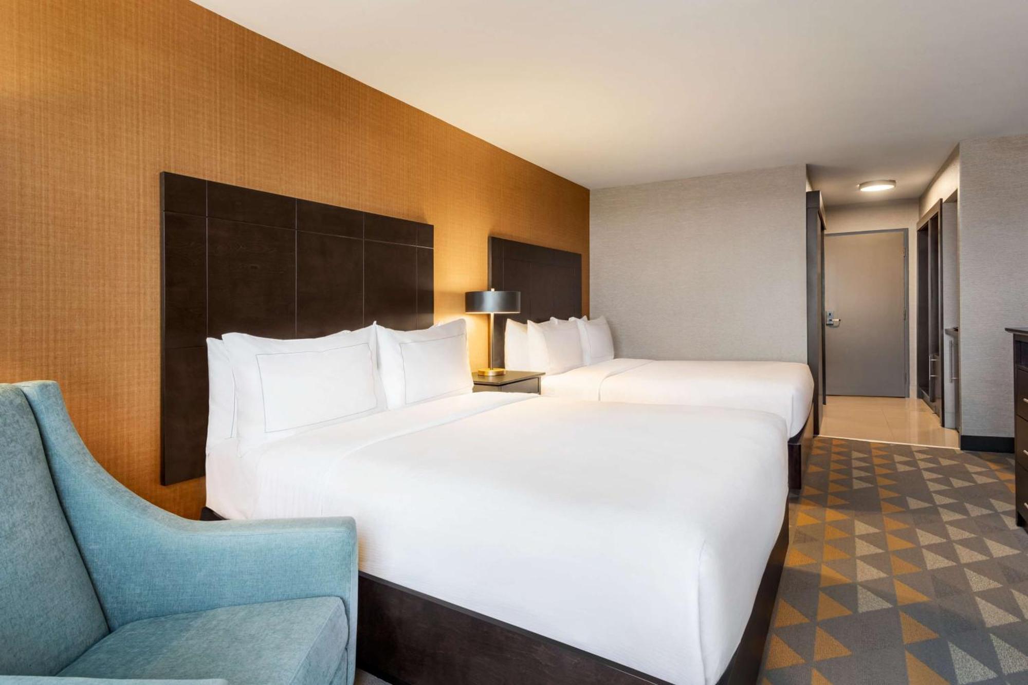 Отель Doubletree By Hilton Pointe Claire Montreal Airport West Экстерьер фото