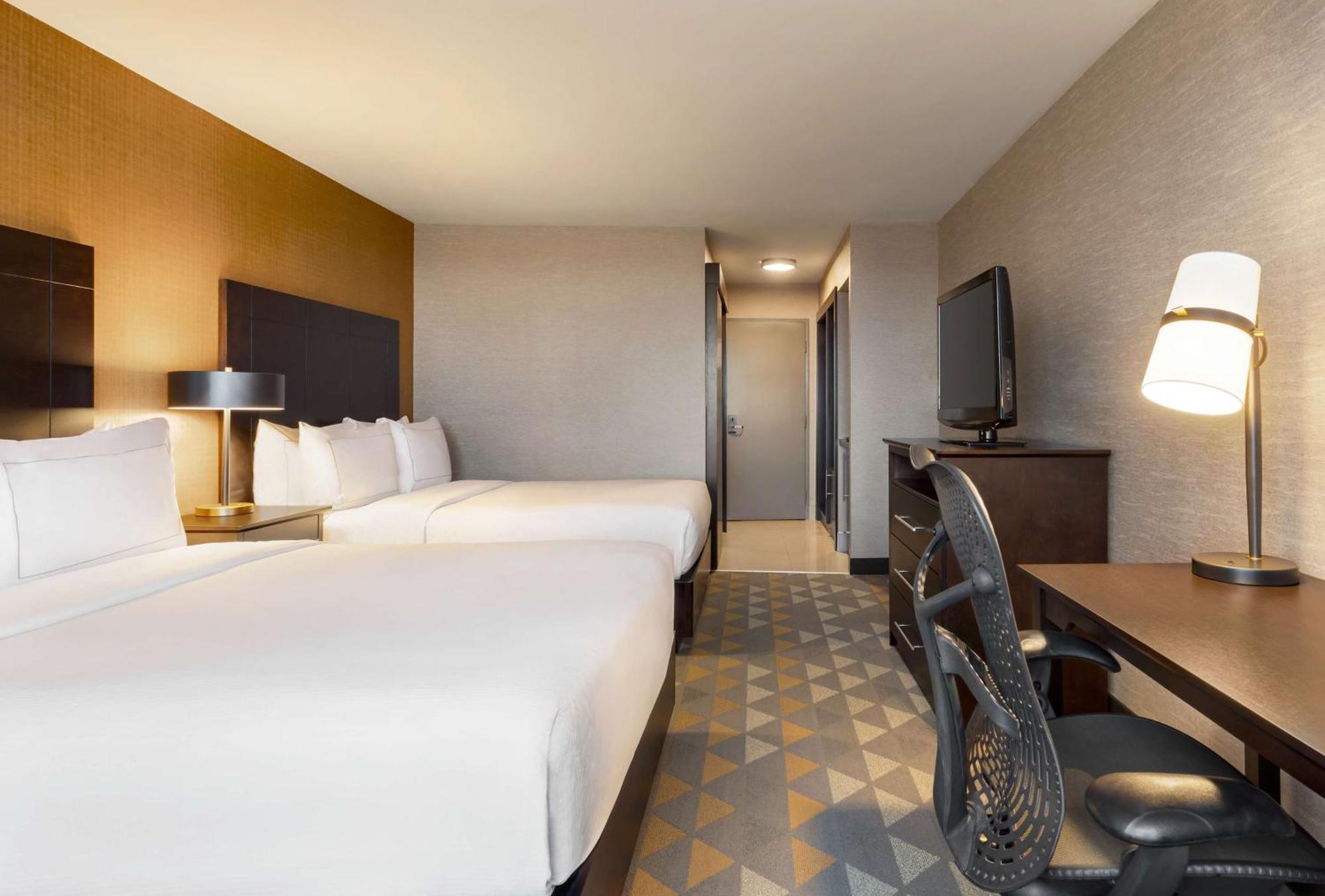 Отель Doubletree By Hilton Pointe Claire Montreal Airport West Экстерьер фото