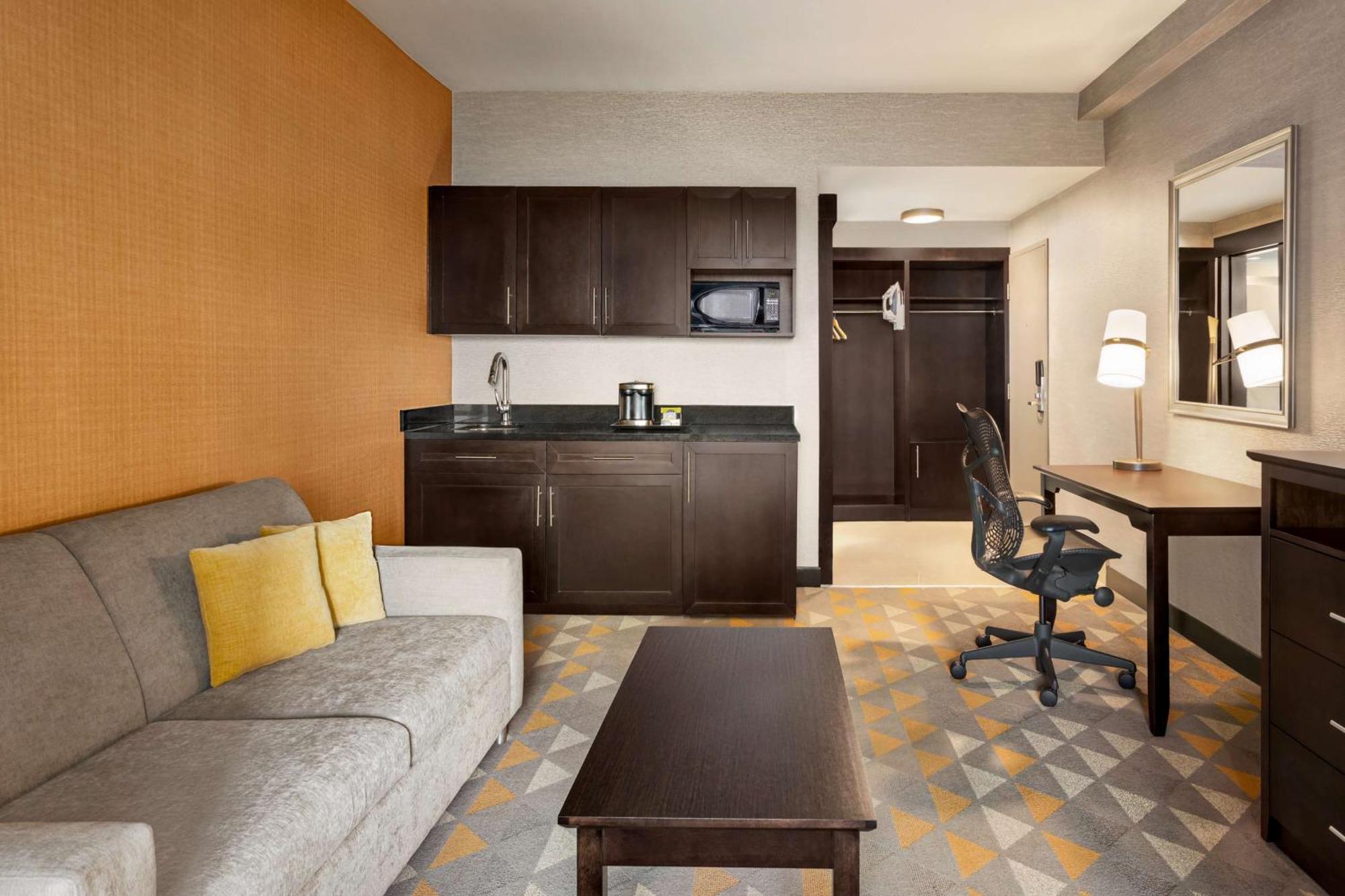 Отель Doubletree By Hilton Pointe Claire Montreal Airport West Экстерьер фото