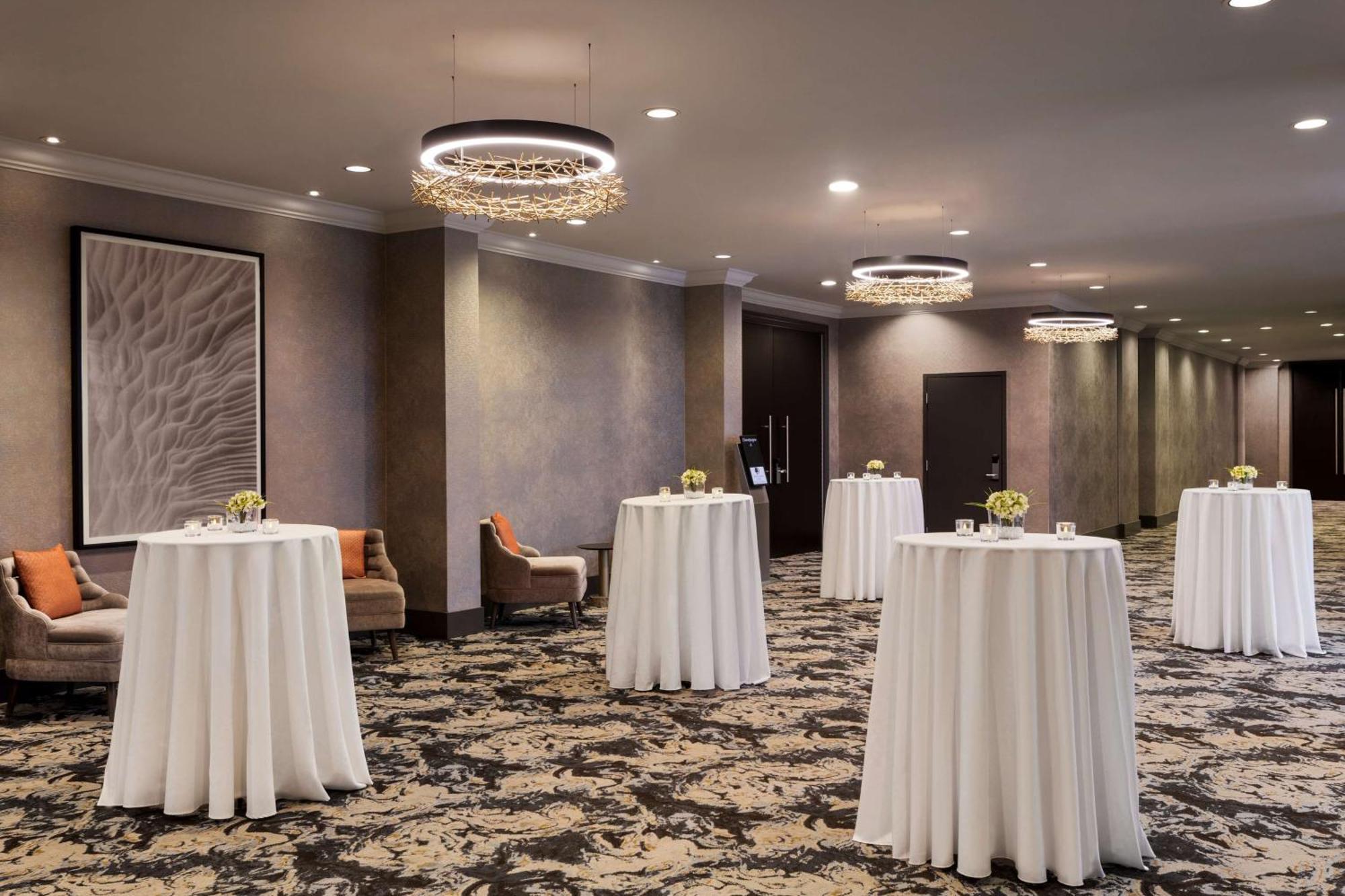 Отель Doubletree By Hilton Pointe Claire Montreal Airport West Экстерьер фото