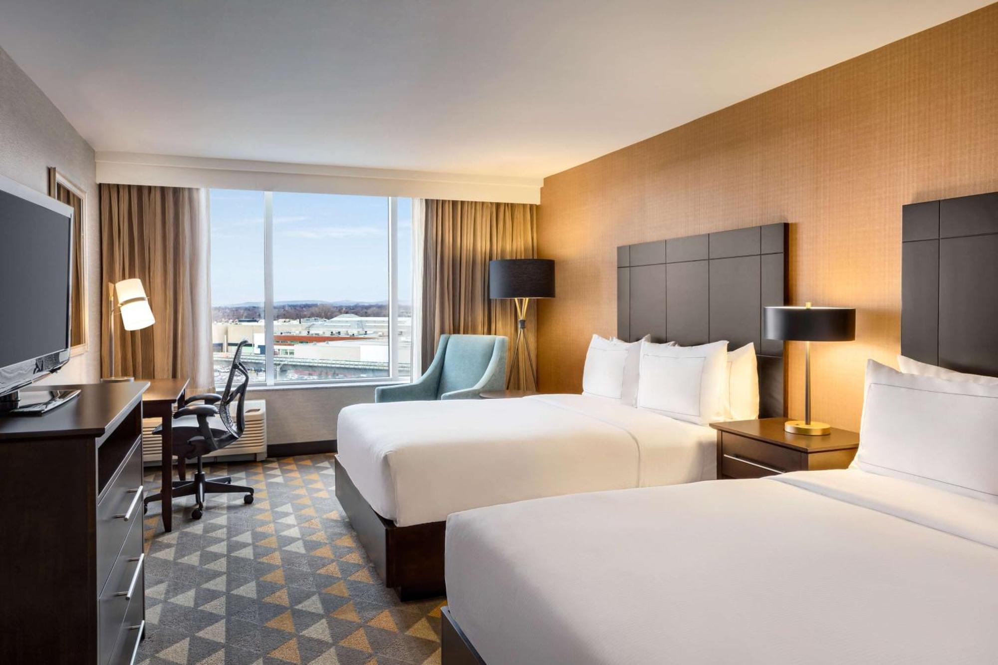 Отель Doubletree By Hilton Pointe Claire Montreal Airport West Экстерьер фото