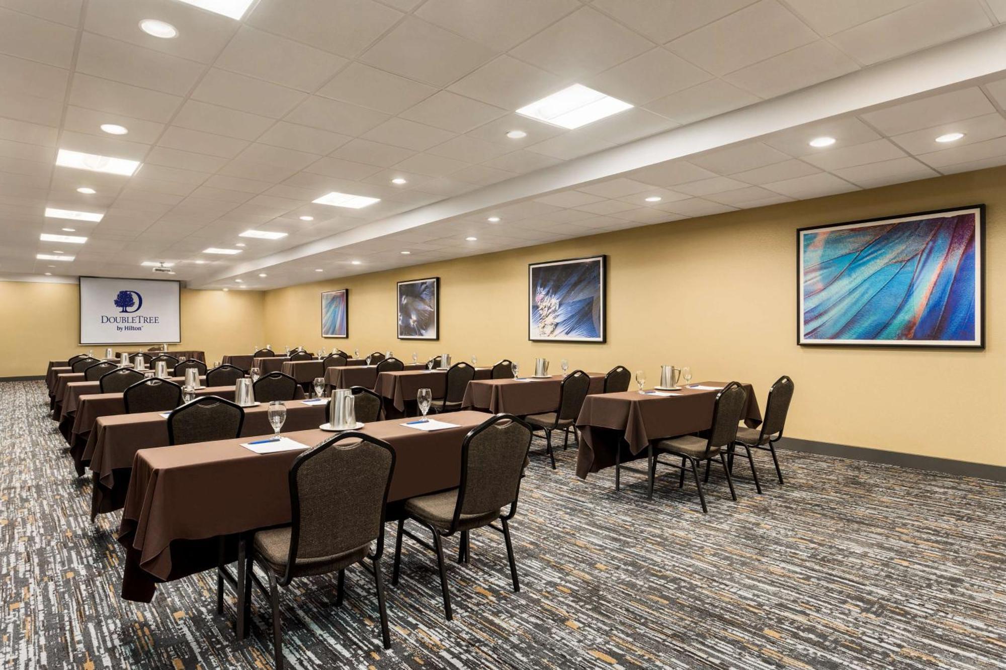 Отель Doubletree By Hilton Pointe Claire Montreal Airport West Экстерьер фото