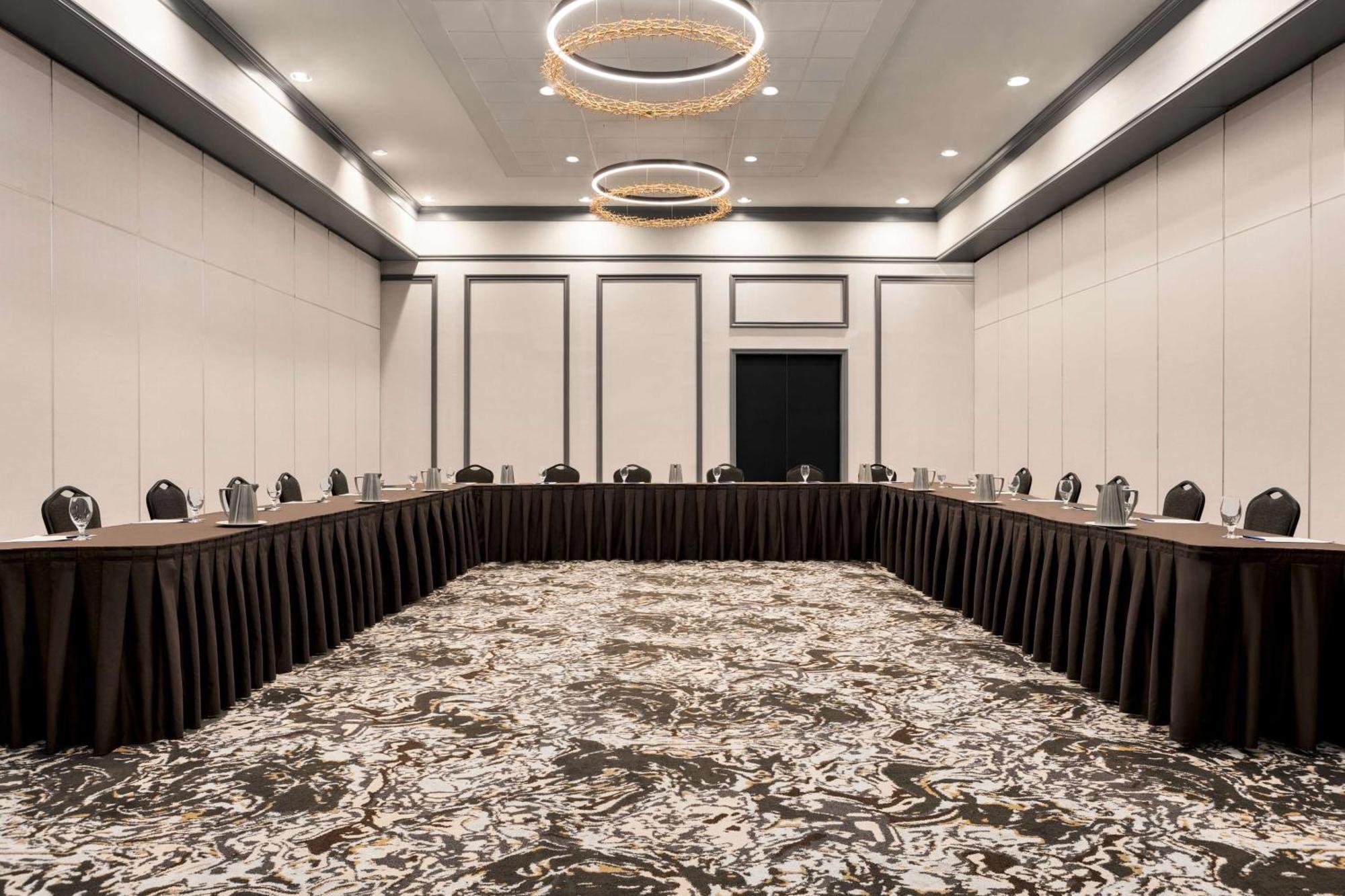 Отель Doubletree By Hilton Pointe Claire Montreal Airport West Экстерьер фото