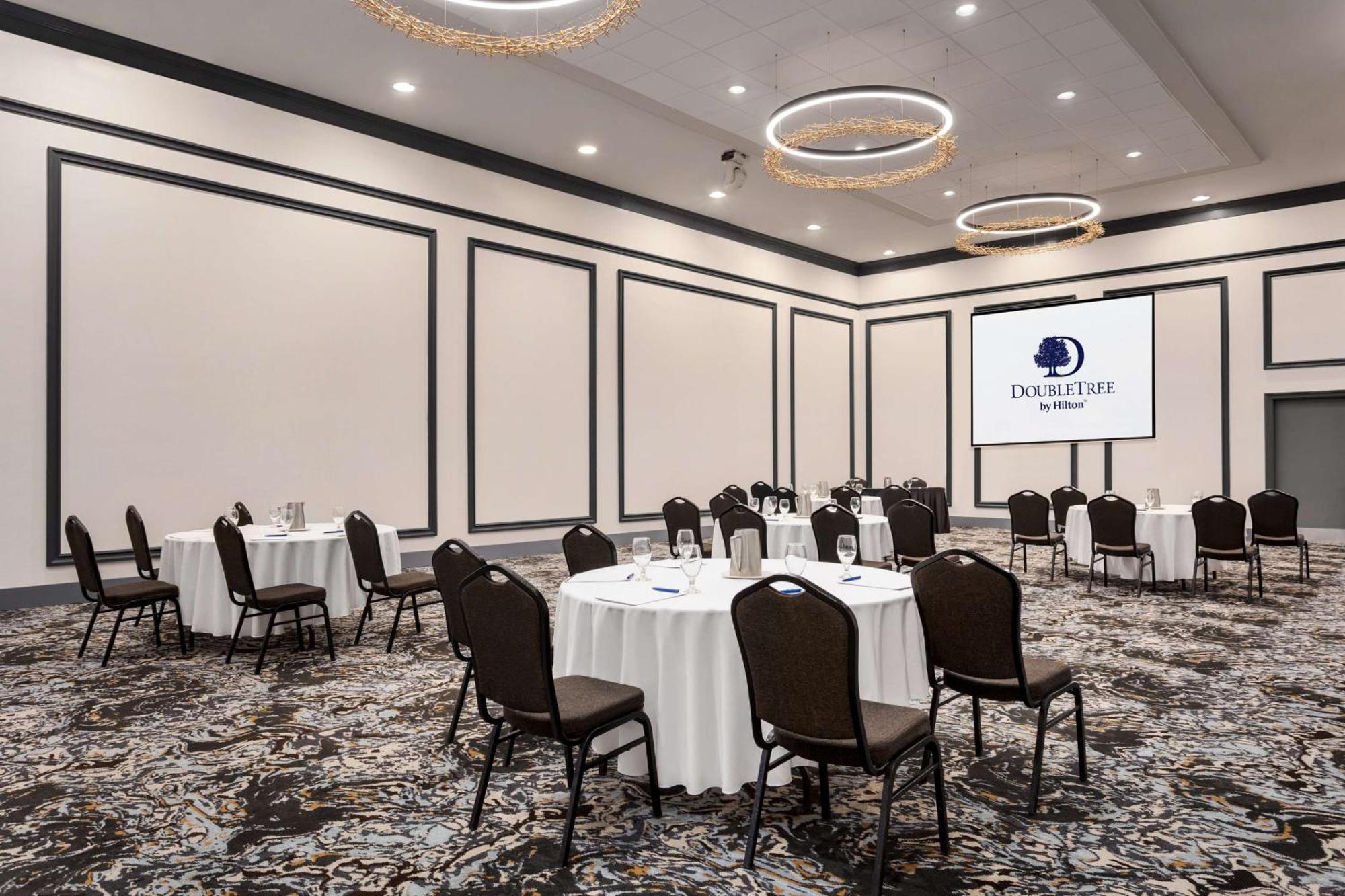 Отель Doubletree By Hilton Pointe Claire Montreal Airport West Экстерьер фото