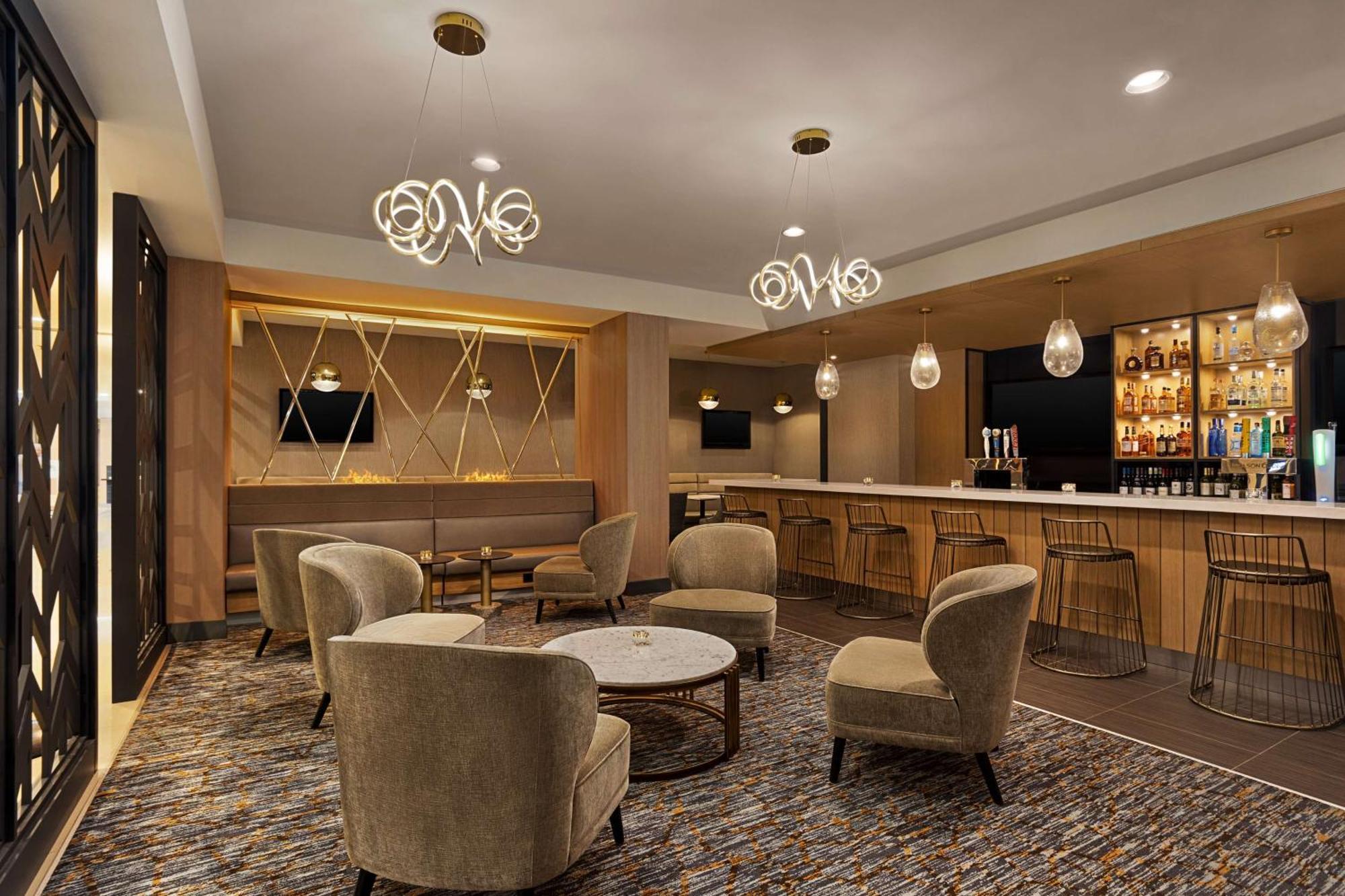 Отель Doubletree By Hilton Pointe Claire Montreal Airport West Экстерьер фото