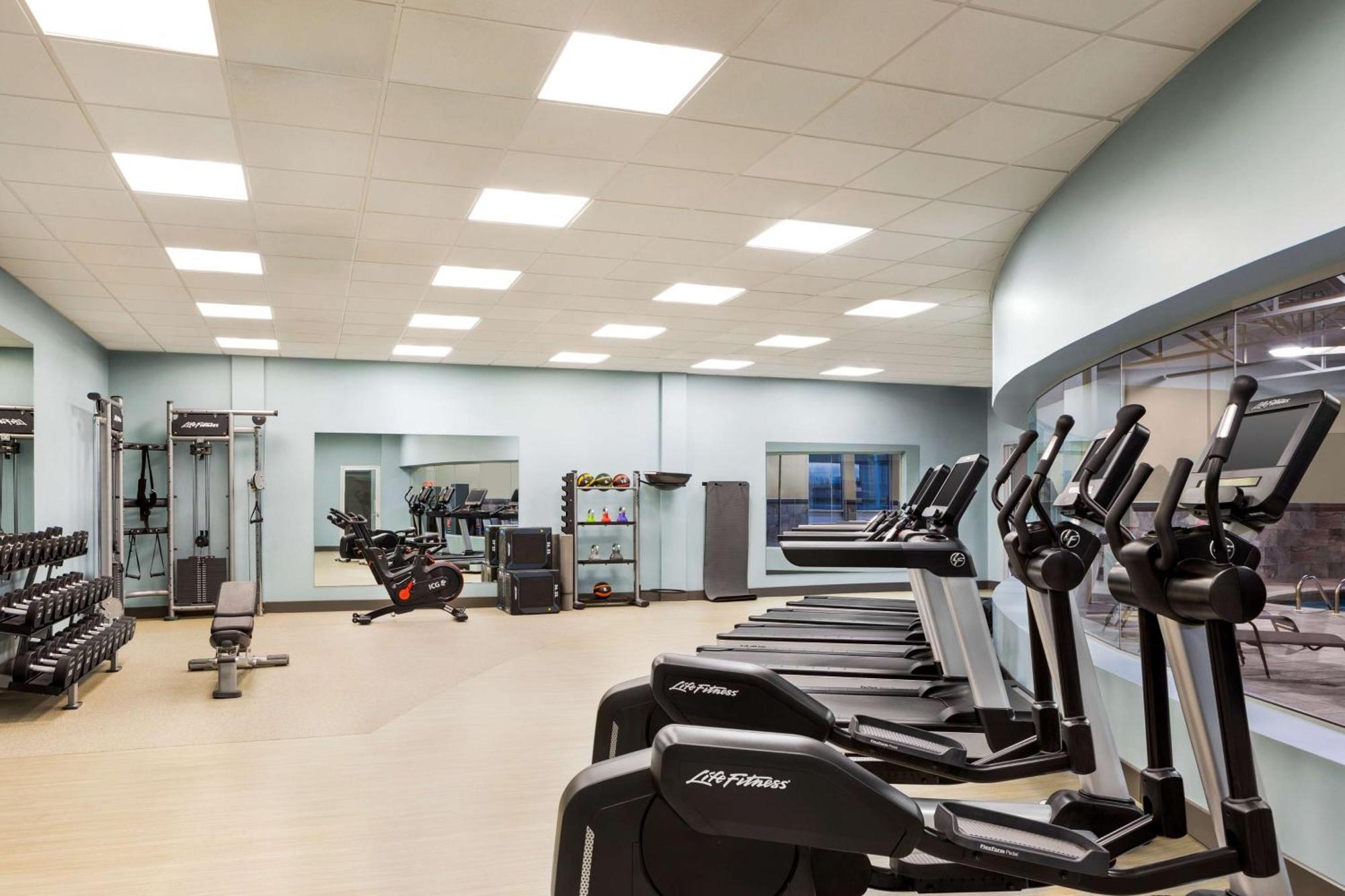 Отель Doubletree By Hilton Pointe Claire Montreal Airport West Экстерьер фото