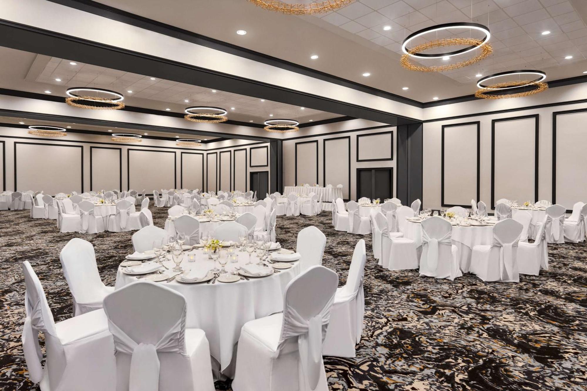 Отель Doubletree By Hilton Pointe Claire Montreal Airport West Экстерьер фото