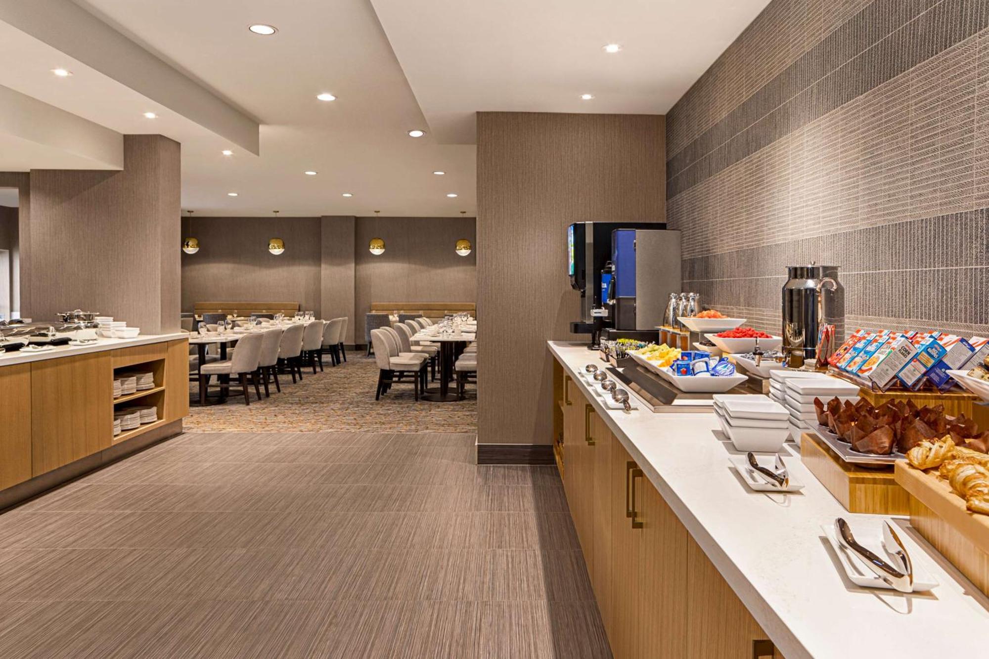 Отель Doubletree By Hilton Pointe Claire Montreal Airport West Экстерьер фото