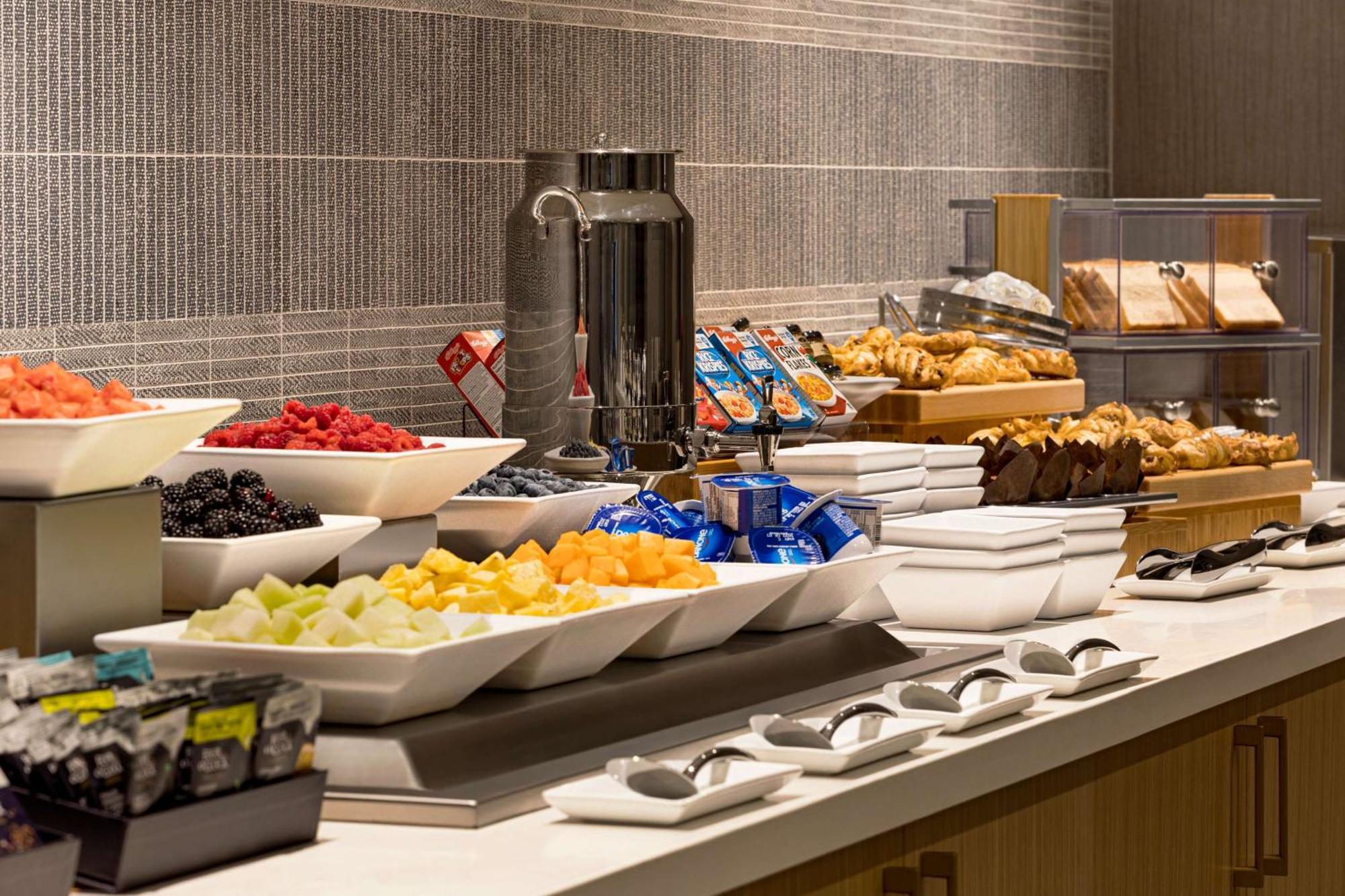 Отель Doubletree By Hilton Pointe Claire Montreal Airport West Экстерьер фото