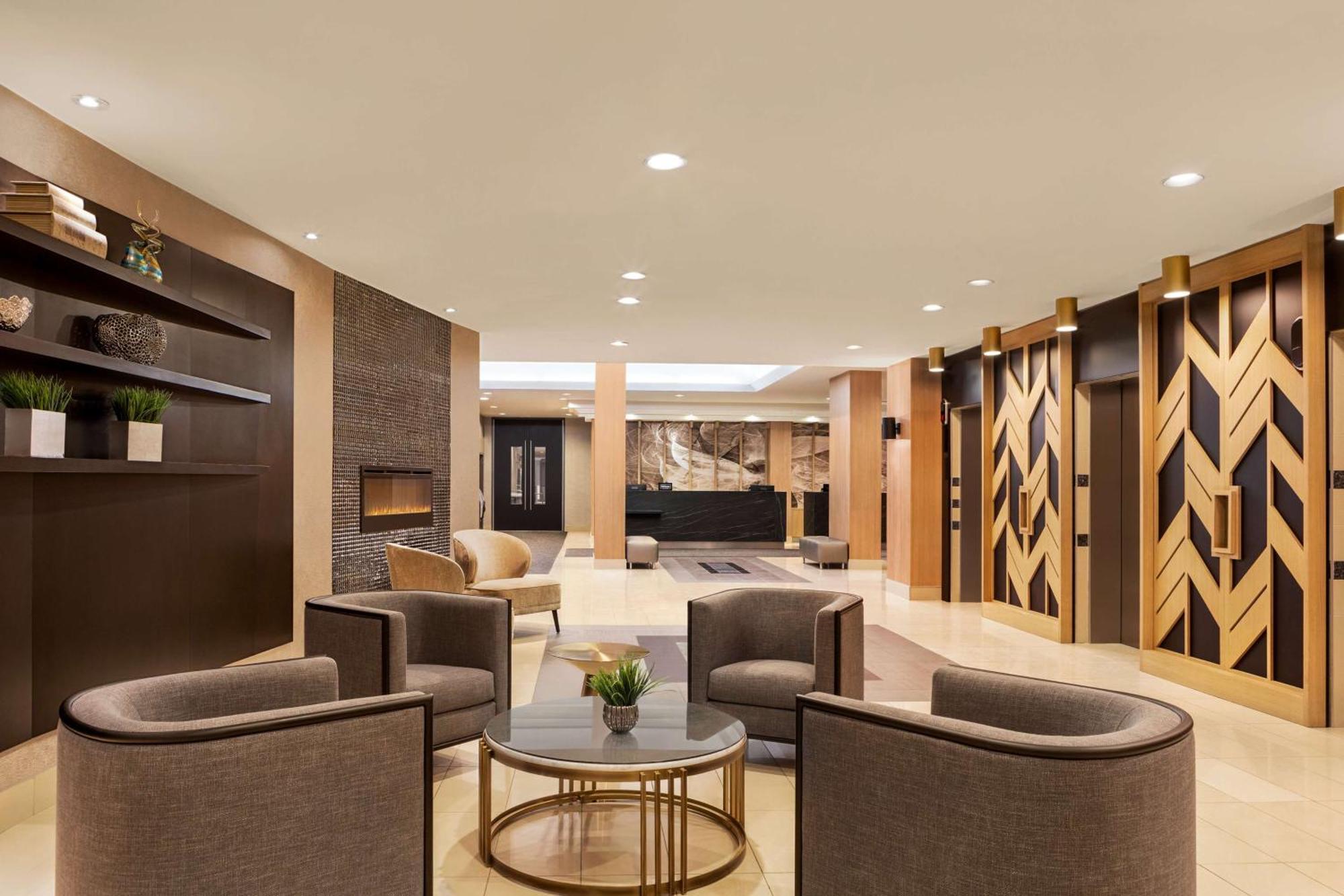 Отель Doubletree By Hilton Pointe Claire Montreal Airport West Экстерьер фото