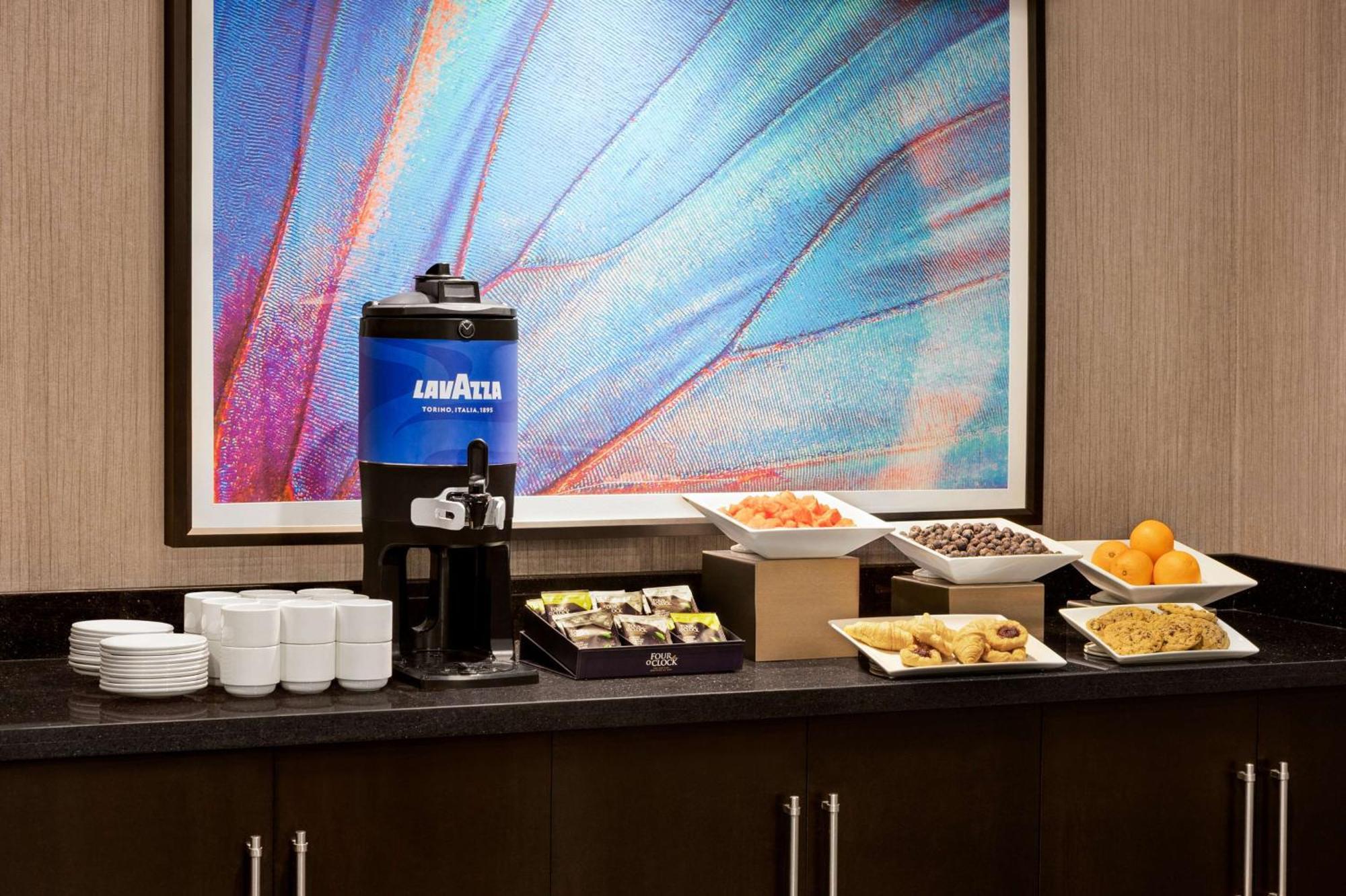 Отель Doubletree By Hilton Pointe Claire Montreal Airport West Экстерьер фото